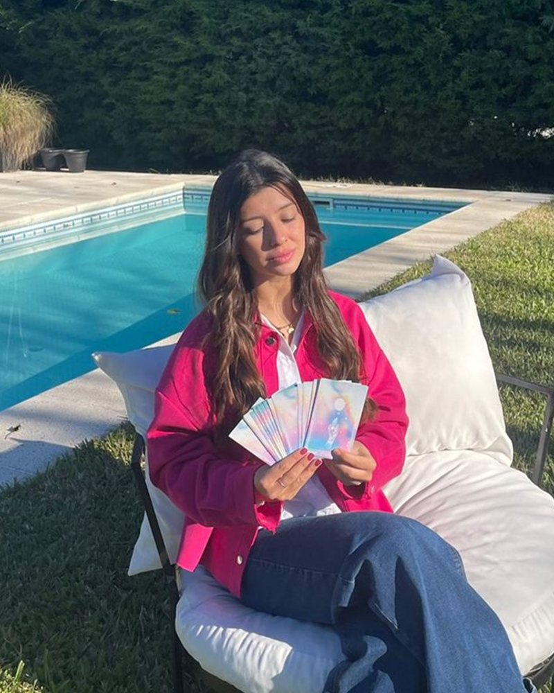 Maria Luján Medone con las cartas del oráculo que acompañan cada sesión